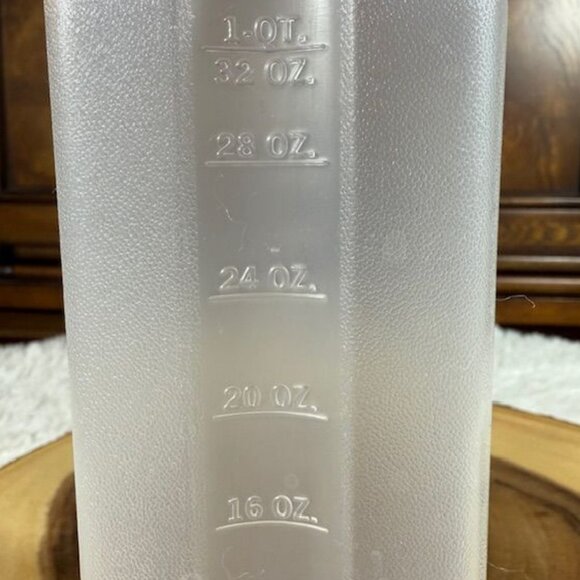 Vintage Set of 2 Rubbermaid 1qt Red Measuring + 1.25pt Blue Flip Top Bottles - Picture 6 of 12